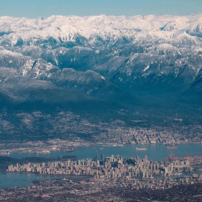 The skyscrapers of Vancouver vs the mountains

[📸 sgt_salt]