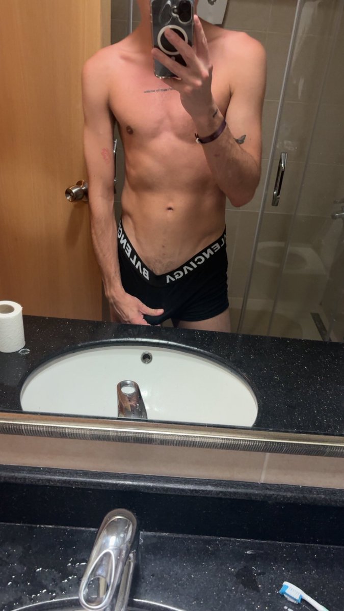 bbadboy222's tweet photo. Wanna shower together?
Rt if you would shower with me 
#twink #gay #horny #chav https://t.co/EDA3vbwulT