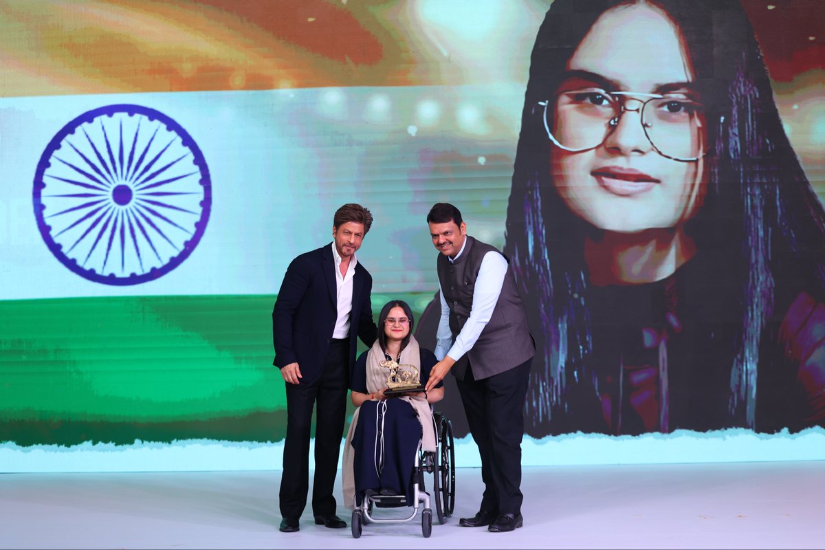 AvaniLekhara's tweet photo. An unforgettable evening at the ABP Network Ideas of India Summit 2026. A big thank you for the IOI Champion Award. 

Truly honoured to be awarded at the hands of Hon. CM of Maharashtra @Dev_Fadnavis sir and Badshaah of Bollywood @iamsrk sir. 

Devendra sir, deeply inspired by your incredible leadership and warmth. Your dedication towards the people of Maharashtra and the country is commendable. 

Shahrukh sir, your love, care and kind words are immensely heartening. I look forward to an opportunity to meet you again.