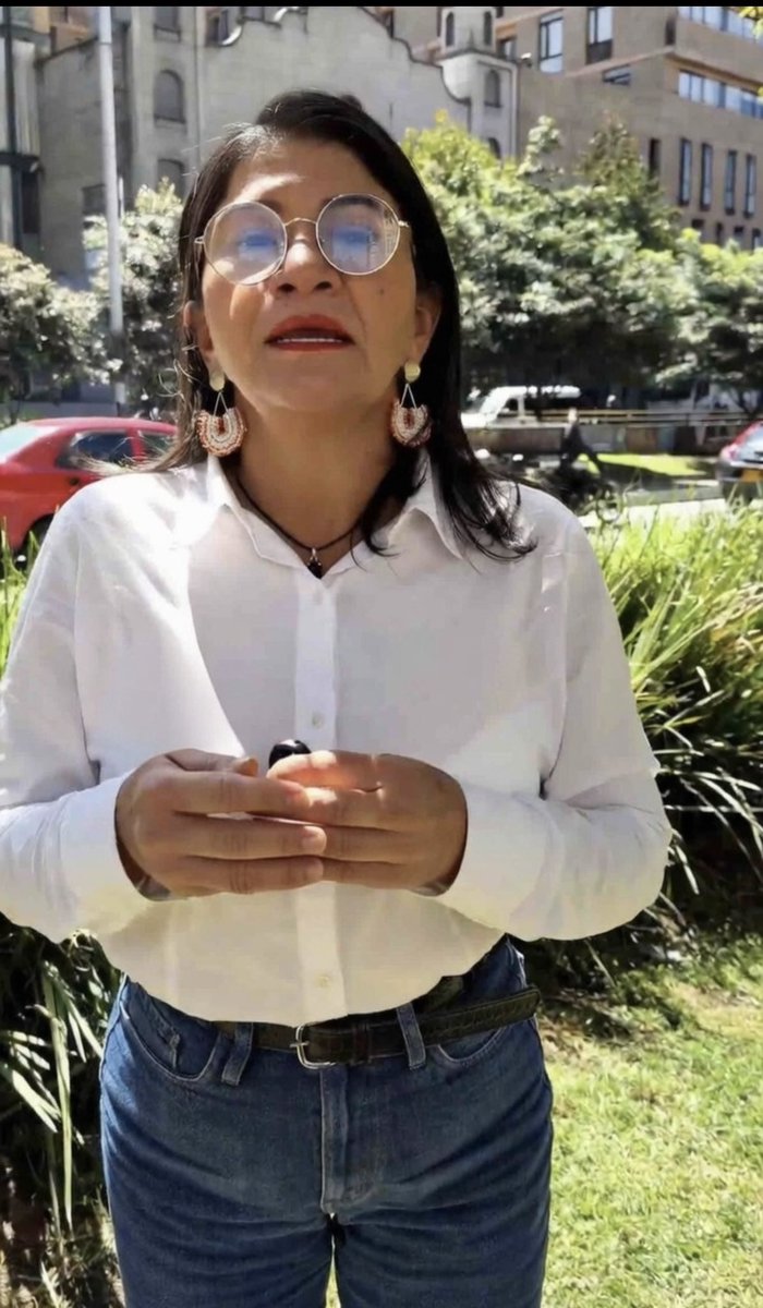 ¡¿QUÉ CARAJO PUEDE ENSEÑAR UNA CRIMINAL COMO SANDRA RAMÍREZ <a href="/SandraComunes/">Sandra Ramírez</a> A UNIVERSITARIOS?!  

¿En serio van a permitir que una exguerrillera de las FARC, señalada por víctimas de reclutar niñas de 11 y 12 años, entregarlas como carnada sexual a comandantes borrachos y violar