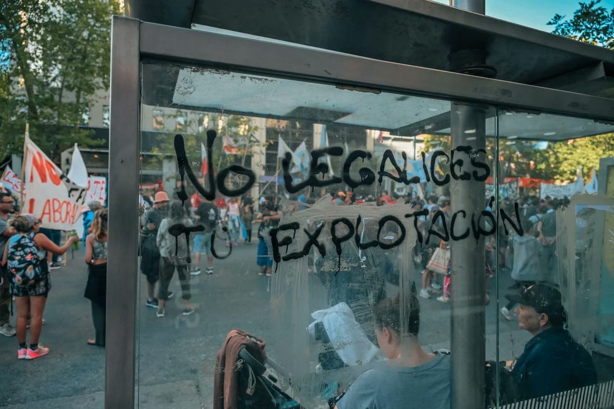 icebergrosario's tweet photo. Nueva edición de #ModoAvión en el que Andrés Conti llora por miedo a perder sus privilegios de clase y predice tempestades a partir de la #ReformaLaboral

Leelo acá 👉🏽https://t.co/22EVhvJLf3 https://t.co/2qWnFsQTLH