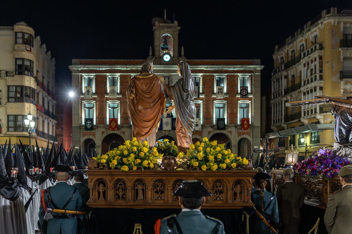 Quisiera la Madre que ese reloj se parara y que esa Despedida fuera eterna. Que nunca se produjera.
Que su mano no se separara de la del Hijo.
La cámara de Pedro Barrios captó La Despedida en la Plaza Mayor, una foto que nuestro jurado ha elegido como el segundo premio.