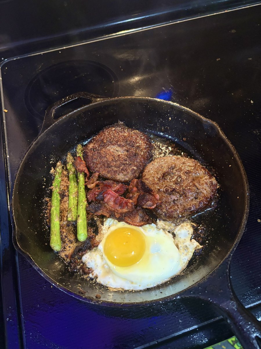 honkytonkwhore's tweet image. little miss crowding the pan