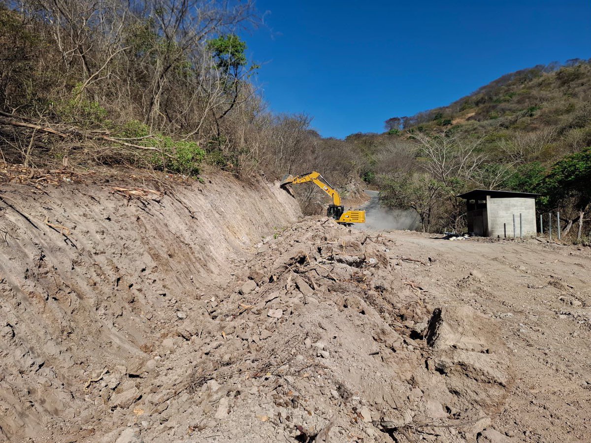 #CalleElSauce | Los equipos de <a href="/FOVIALITO/">FOVIAL</a> avanzan en los trabajos de ampliación y pavimentación de la calle El Sauce, en La Unión Norte, una intervención que fortalecerá la conectividad y mejorará la calidad de vida de más de 16,000 personas, procedentes de los cantones: El
