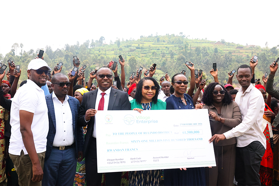 Kuri uyu wa gatanu <a href="/village_ent/">Village Enterprise</a> yatanze igishoro cy'amafaranga y'uRwanda asaga miliyoni 61 ku miryango 612 yo muri #Rulindo azabafasha gushyira mu bikorwa imishinga 207 bateguye ku bufatanye n'abajyanama b'iterambere ry'imibereho myiza hagamijwe kurwanya ubukene <a href="/LODARwanda/">LODA | Rwanda</a>