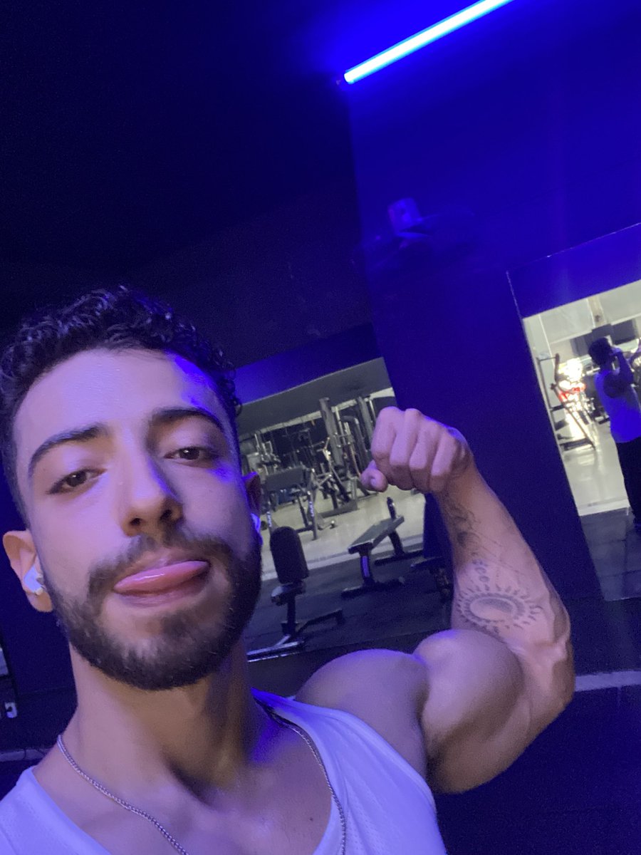 euthecarlos's tweet photo. treinando bíceps pesado por aqui 🥵💦 https://t.co/jYPeI6BUT4
