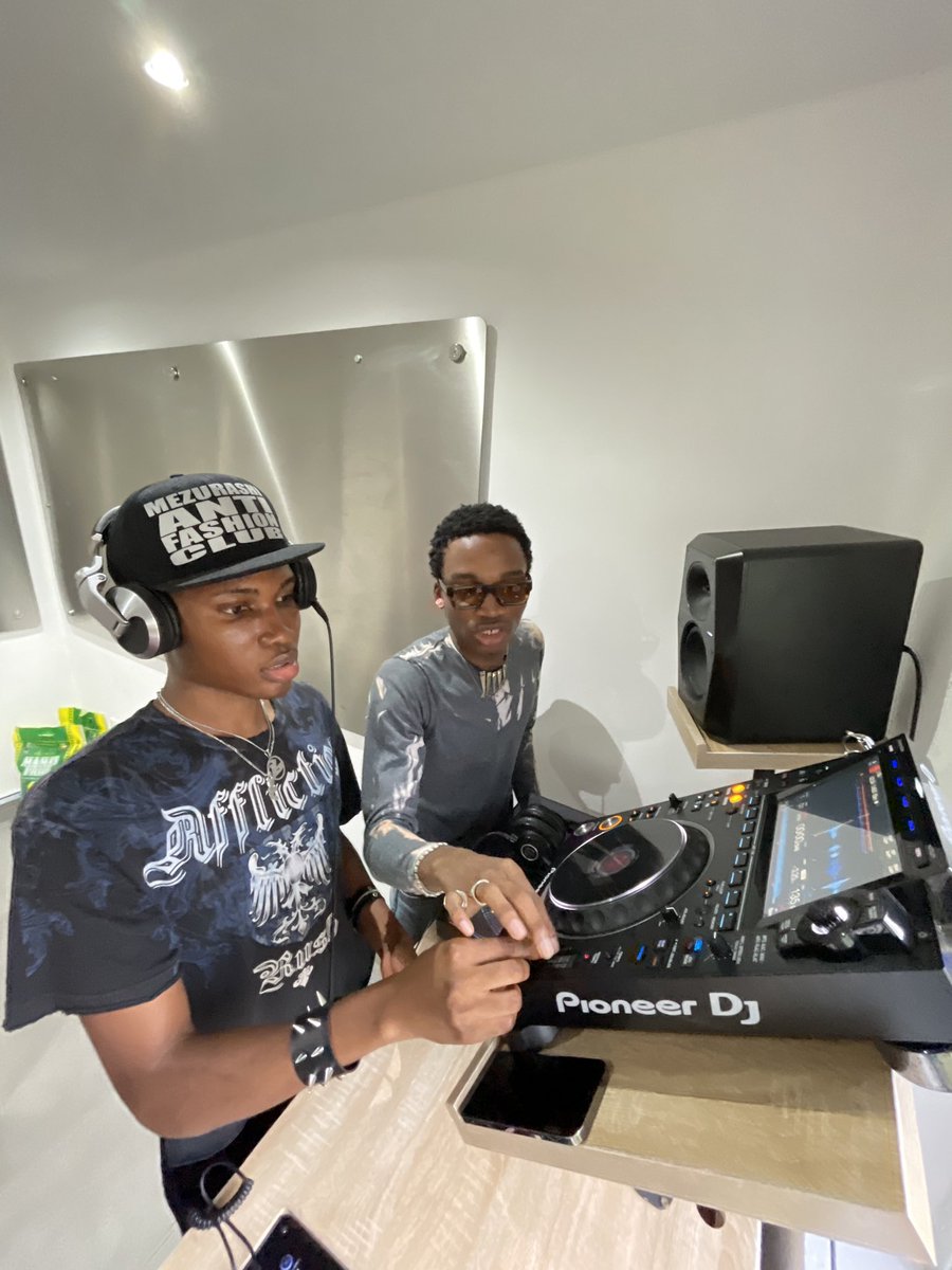 currently watching <a href="/sinlaurent00/">marceline</a> dj it’s really good he’s playing skaiwater