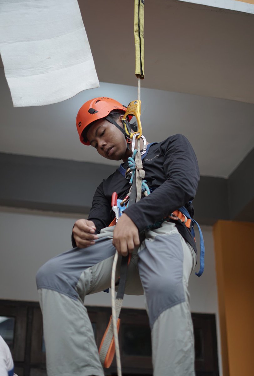 nopallzizi17's tweet image. the first experience aku belajar Ascending-Descending, bagiku bergabung menjadi keluarga pecinta alam adalah hal yg sanagt luar biasa
#mapala #pecintaalam