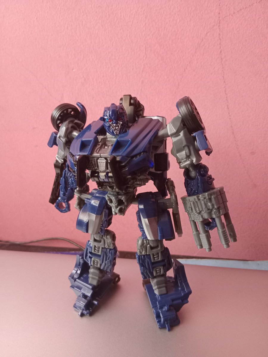 Es la primera vez que adquiero una figura que es reciente.
Coño pana que belleza de figura es Barricade 😭🔥.