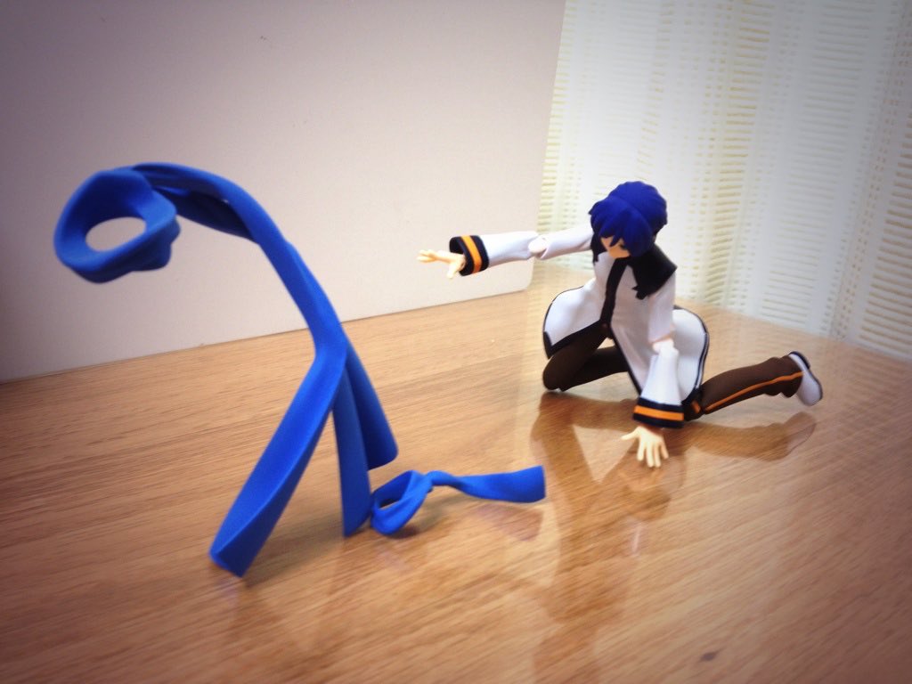 minomichiru's tweet photo. マフラー「実家に帰らせていただきます。この子も連れて行きます」
KAITO「ま、待ってくれ……！！」

2013年figmaKAITOをお迎えした当日の戯れを発掘 https://t.co/yatrC14fRA