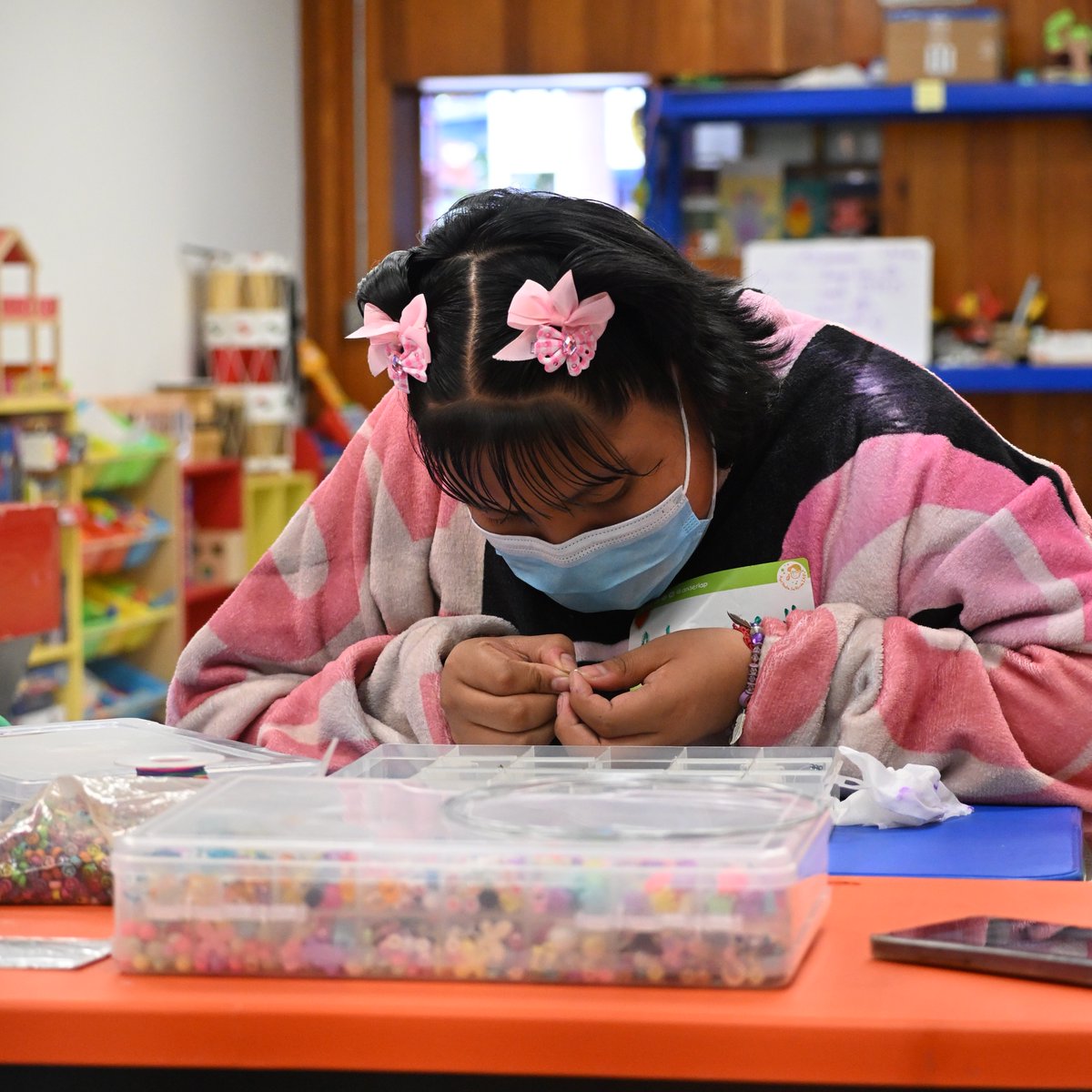 ANSeRiap's tweet photo. Para una niña o niño con cáncer, el hospital es su cancha de cada día. En @ANSeRiap nos ponemos la camiseta y los ayudamos a ser residentes.
En nuestro Taller de #Pulseras, los pequeños fortalecen su motricidad fina y crean lazos de amistad que son el mejor soporte emocional. https://t.co/Rg9LQKNyHQ