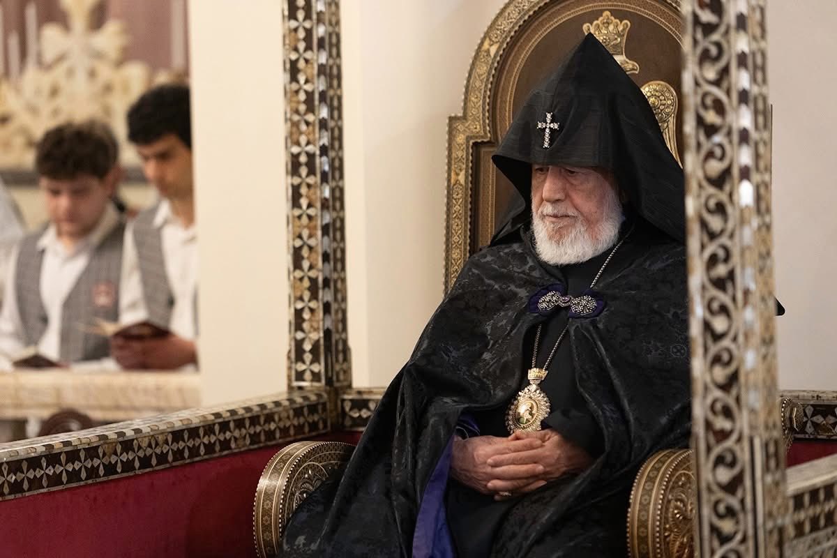 KarinaKarapety8's tweet photo. The Catholicos of All #Armenians held a memorial service in the Echmiadzin Cathedral for the victims of the 1988 #pogroms in #Sumgait. Karekin II, the clergy and the faithful offered a prayer for the repose of the souls of the innocent victims of the tragedy.
#ArmenianChurch https://t.co/KY5BCfO3H0