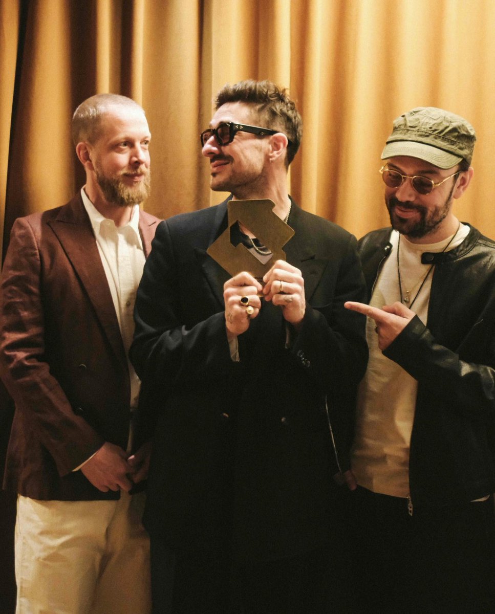 MumfordAndSons's tweet image. Two UK No.1 albums in a year is something we never dreamed of. This one means a lot to us, and we can’t thank you enough. Keep prizefighting. Godspeed, the lads.