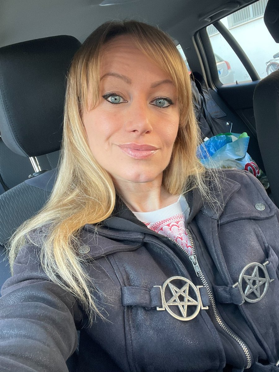 Vi erano mancate le mie foto insensate in macchina lo so🤣🤣🖤