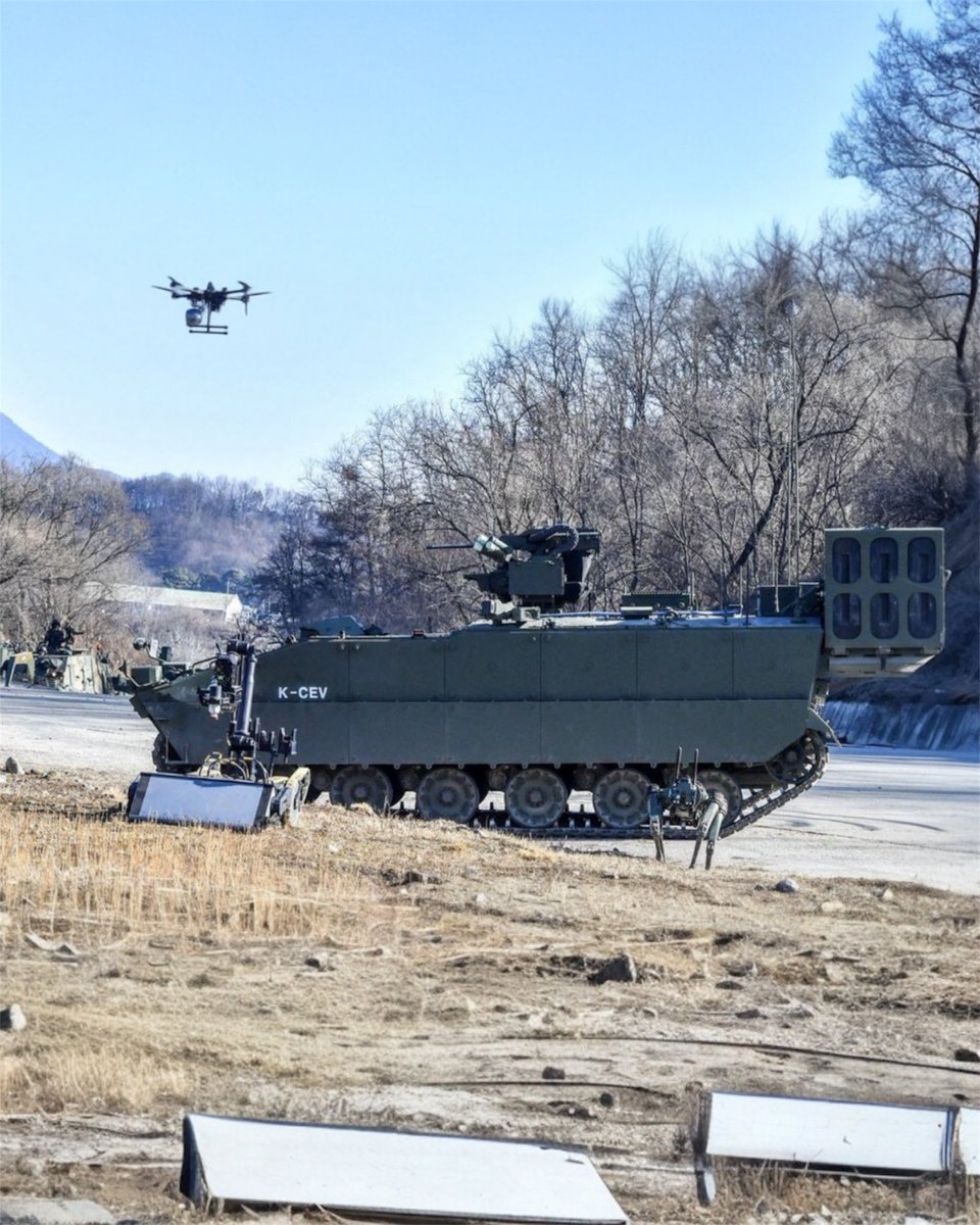 Drone_Wars_'s tweet image. South Korea unveiled the K-CEV combat engineering vehicle, based on the K-21 IFV, during military exercises. It uses drones, AI, and remote control to detect and neutralize mines and obstacles in high-risk areas. #KCEV #SouthKorea #CombatEngineering #Drones #AI #DefenseTech