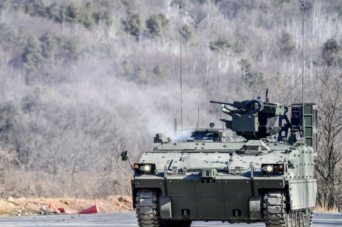 Drone_Wars_'s tweet image. South Korea unveiled the K-CEV combat engineering vehicle, based on the K-21 IFV, during military exercises. It uses drones, AI, and remote control to detect and neutralize mines and obstacles in high-risk areas. #KCEV #SouthKorea #CombatEngineering #Drones #AI #DefenseTech