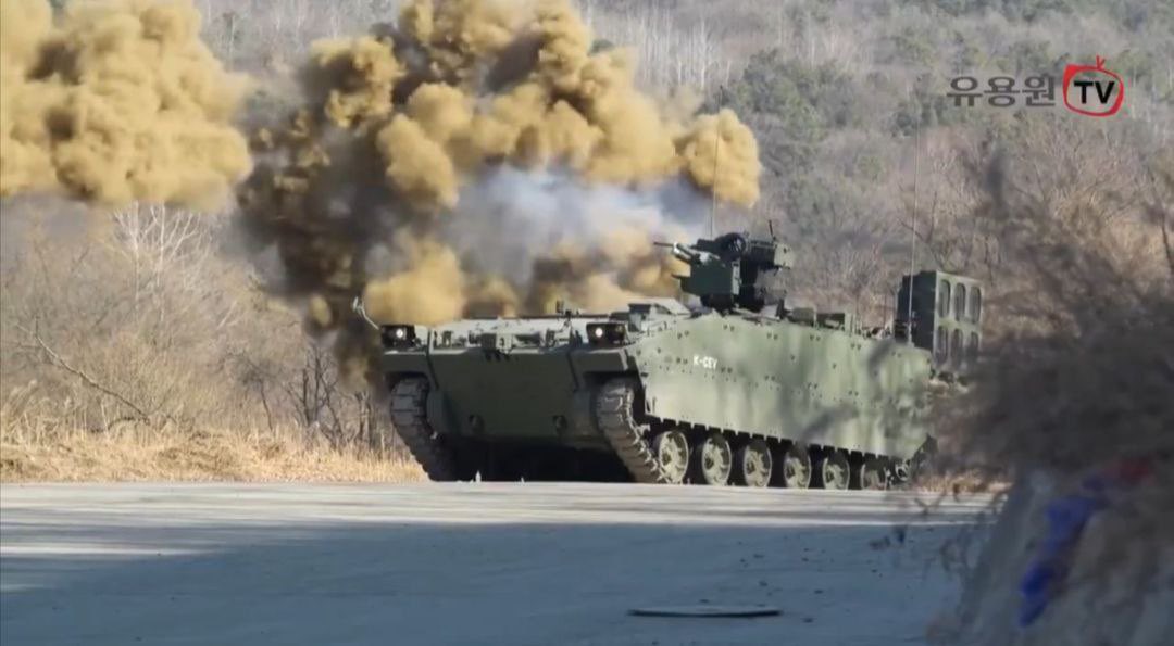 Drone_Wars_'s tweet image. South Korea unveiled the K-CEV combat engineering vehicle, based on the K-21 IFV, during military exercises. It uses drones, AI, and remote control to detect and neutralize mines and obstacles in high-risk areas. #KCEV #SouthKorea #CombatEngineering #Drones #AI #DefenseTech