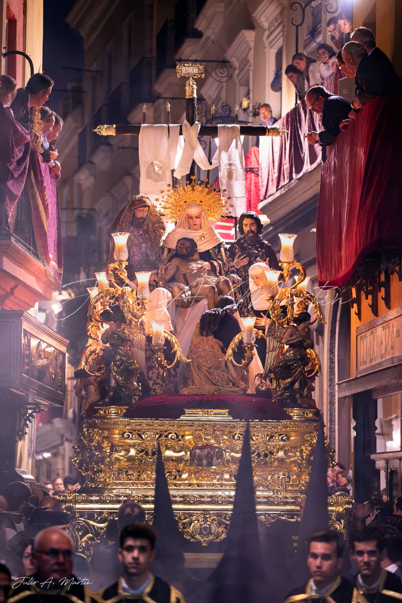 Esta fotografía ya la subí a mis redes sociales, pero no quería dejarla fuera de esta colección. Se trata de la Hermandad de la Mortaja por la estrechez de la calle Franco en la noche del Viernes Santo de 2022. 

#SSantaSevilla26 #Sevilla #Photography #Fotografía