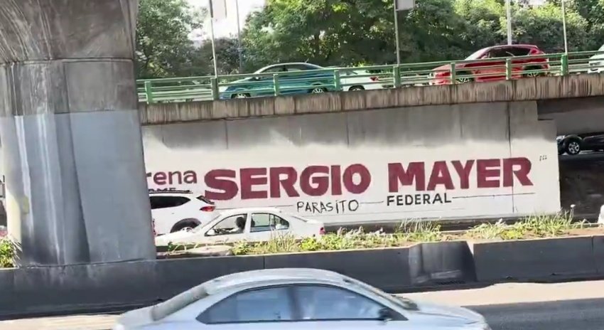 Los <a href="/supercivicosmx/">Los Supercívicos</a> intervienen barda de Sergio Mayer y le ponen "parásito". 🤣