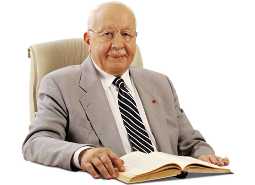 "İman varsa imkan da vardır" diyerek bir nesle büyük rüyalar kurduran, nezaketiyle ve yerli sanayi vizyonuyla tarihe mühür vuran Prof. Dr. Necmettin Erbakan hocamızı vefatının yıl dönümünde rahmetle anıyorum.
O, hayatını "Yeniden Büyük Türkiye" idealine vakfeden sarsılmaz bir