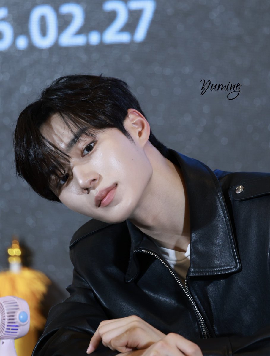 260227 #ALD1 shanghai fansign❣️ the way he keeps leaning to the