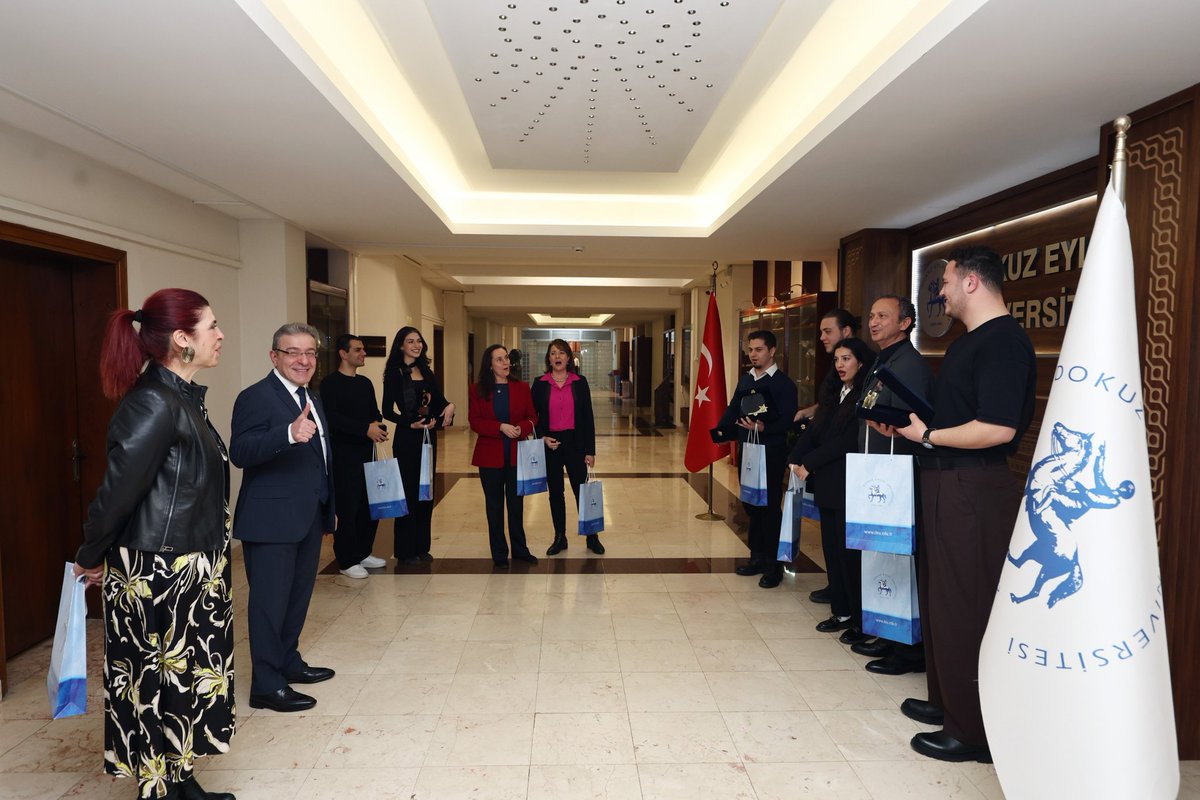 🎶 Ödüllü Solistlerimizden Rektörümüze Ziyaret

Dokuz Eylül Üniversitesi Devlet Konservatuvarı öğrencilerimiz, 18. Ulusal Genç Solist Yarışması’nda elde ettikleri başarıların ardından, Konservatuvar Müdürümüz Prof. Dr. Mehmet Alper Kazancıoğlu ile birlikte Rektörümüz Prof. Dr.