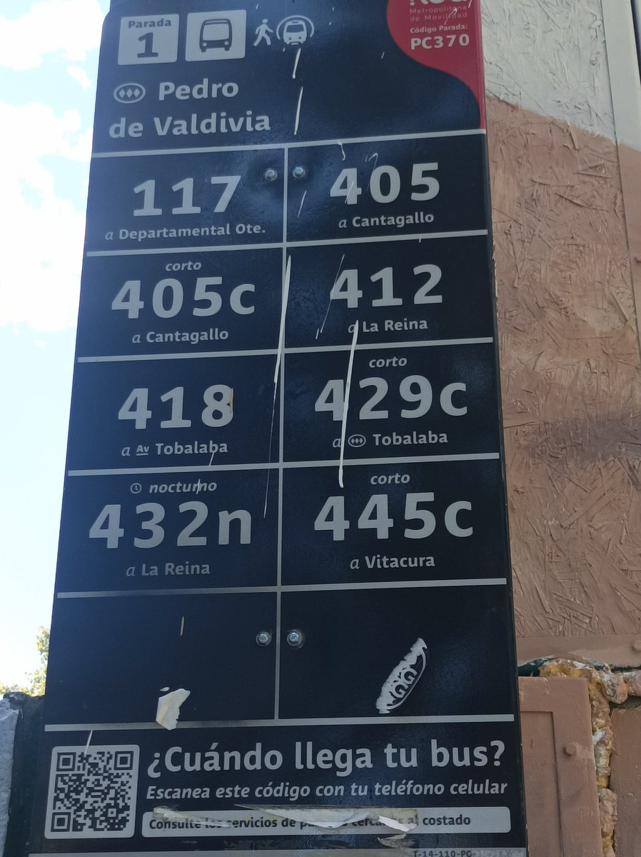 Andresnla's tweet photo. @Red_Movilidad @metrodesantiago Pc370, con el cartel informando las micros que deberían parar ahí, entre ellas la 412. Ahora mismo habían cinco o seis personas esperando. Espero que retiren el cartel lo antes posible y ojalá indiquen que es una parada no habilitada, porque no hay cómo saberlo. https://t.co/PJwPxl0fu8