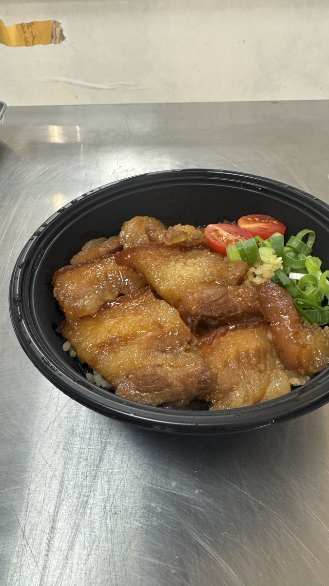 台湾・台中で発見！出汁にこだわり、覆い被さる豚肉でご飯が見えない！？驚愕の豚丼

台中の「廣三SOGO」で開催中の日本美食展！
会場はすごく、そして「本格豚丼」
見てください、このお肉！

とにかく太っ腹で、ご飯が見えなくなるまでお肉を敷き詰めてくれます。