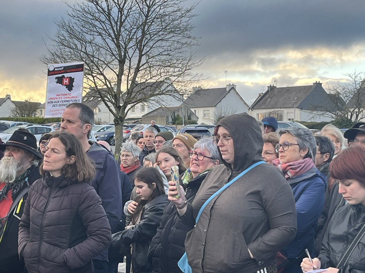 gaelroblin's tweet photo. À #Guingamp on est devant l'hôpital public pour le maintien de la chirurgie, les urgences H24 et la réouverture de la maternité ! #Gwengamp er stourm adarre ! #bzh https://t.co/BfeU9adLnB