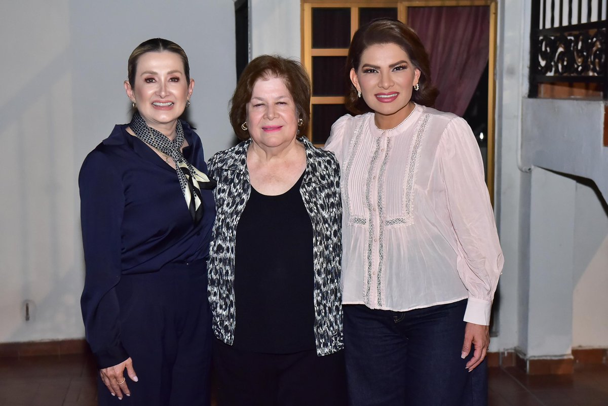 Nada como compartir un cafecito y una buena plática ☕💛 Así disfrutamos la tarde de este jueves en la colonia Palmar del Sol, en Hermosillo.

Agradezco la invitación de mi amiga y diputada Ely Sallard.