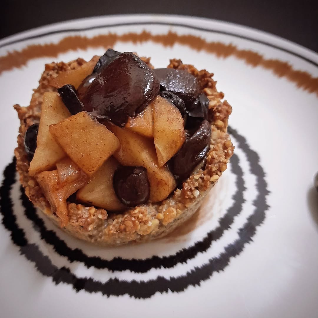 nistx_'s tweet photo. And the celebratory mood continues 😋🍎🍫🥧💝🎂🍹🦋🕯️🎀🎉✨✨✨

So happy for the album release date of JEKYLL is finally announced 😽📀💿🎉🌹🖤🧡🖤🕯️✨

Happy Weekend ❣️

#midnightdessert #flourless #appletart
#yum #hydeist 

N.x
💝 https://t.co/Kn7KpjYbsi