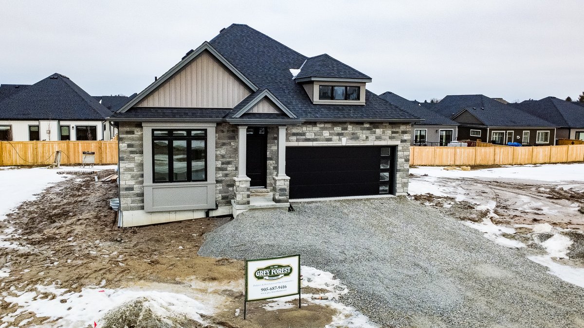GreyForestHomes's tweet photo. In the grips of winter weather we continue to build new homes at Konik Estates. We hope you join us this weekend to see our many models at our Open Houses on Saturday &amp; Sunday at 2 pm to 4 pm in Niagara on the Lake.  We have multiple models at different stages of construction. https://t.co/9cuj3mQMua