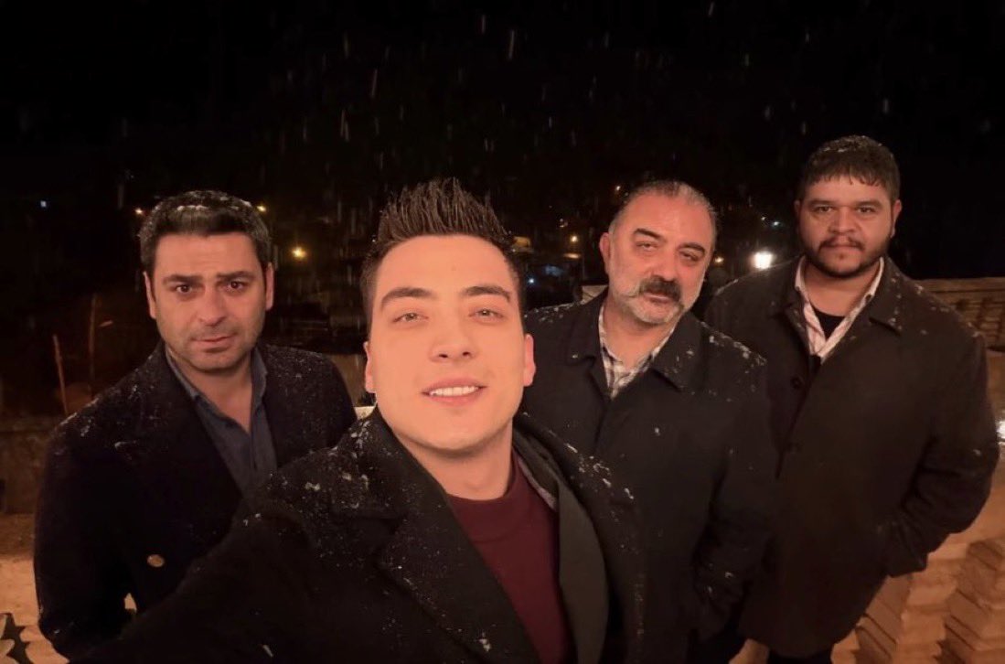 odak soldaki beyefendide, kendisinin bir bakış tarif borçu var da..