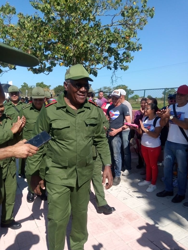 Junto al pueblo de #Manzanillo en el día de la preparación para la defensa en ese territorio oriental.
#CubaEstáFirme 
#CubaNoEstáSola 
#CubaVencerá 
🇨🇺🇨🇺🇨🇺