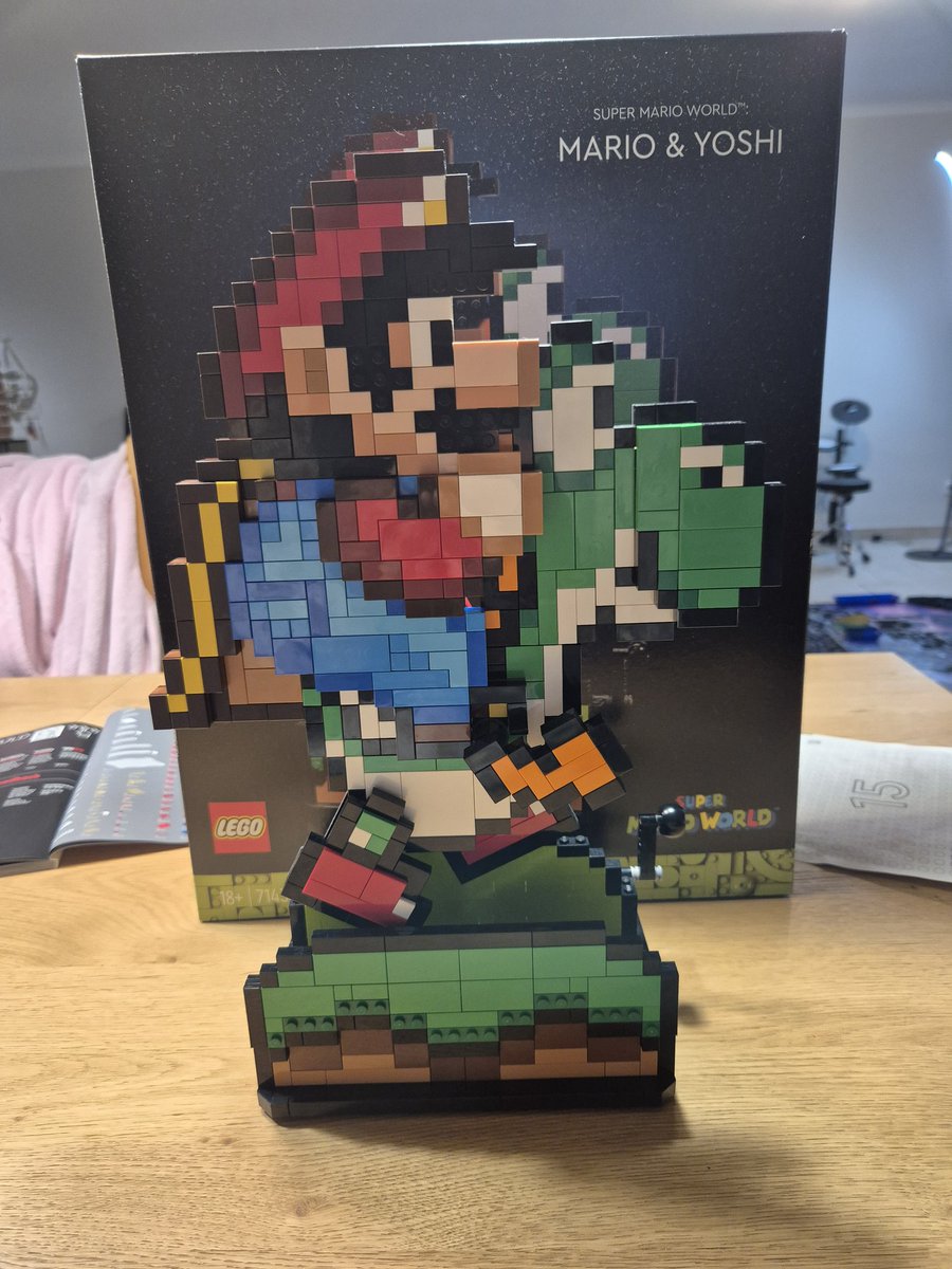Et voila ! Mon #LEGO #Mario est terminé !
Il rend vraiment bien avec les petits mécanismes qui vont bien ! 
Petite mention sur le fait que Yoshi ouvre la bouche ! Cest un détail mais cest bien vu !
