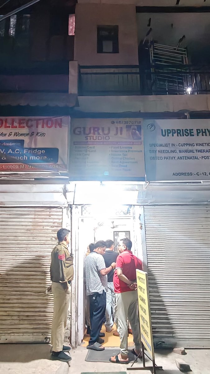 <a href="/DCP_NorthWest/">DCP North-West Delhi</a> <a href="/Ravindra_IPS/">Special CP Law & Order Delhi Police</a> <a href="/DelhiPolice/">Delhi Police</a> <a href="/BJP4Delhi/">BJP Delhi</a> <a href="/gupta_rekha/">Rekha Gupta</a> <a href="/AshokGoelBJP/">Ashok Goel</a> <a href="/AamAadmiParty/">AAP</a> <a href="/GagandeepNews/">Gagandeep Singh</a> <a href="/teztarrardelhi/">Tez Tarrar</a> <a href="/LeadDelhi/">Lead Delhi</a>। <a href="/bharatdarpantv/">journalist Awadhesh Kumar</a>
दिल्ली के मॉडल टाउन इलाके में हुई लूट की वारदात
 बंदूक दिखा कर 14लाख लूट
जनता सुरक्षा राम भरोसे
जानकारी के मुताबिक 3 लड़के थे