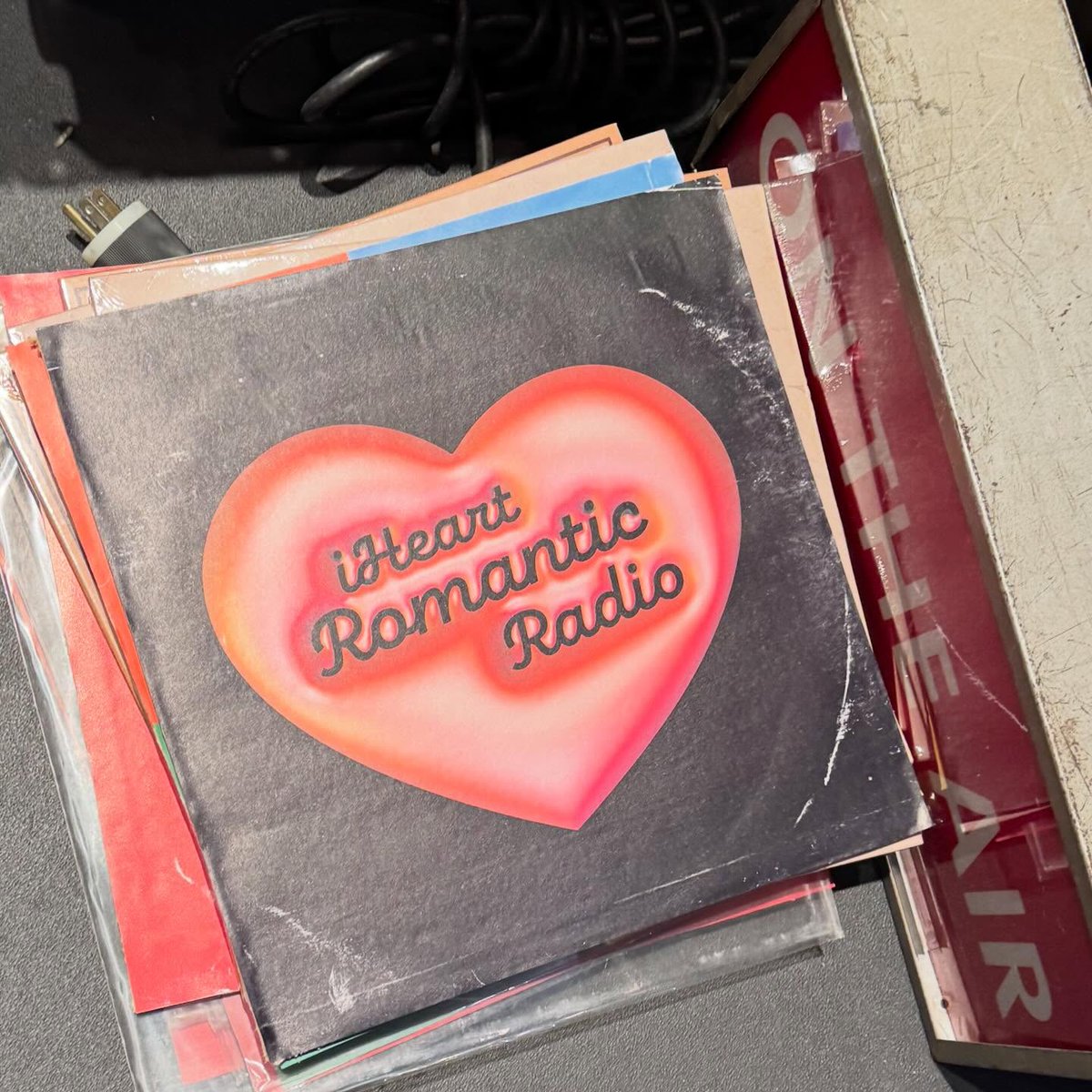 🎬 iHeartMedia's VP of Event Production; Tim Martinez, shares the behind-the-scenes set and props they used for Bruno Mars' radio show takeover; “Romantic Radio with Bruno Mars: An iHeartRadio Album Preview”, on his Instagram account.

© Tim Martinez (Pelon1027)
#TheRomanticRadio