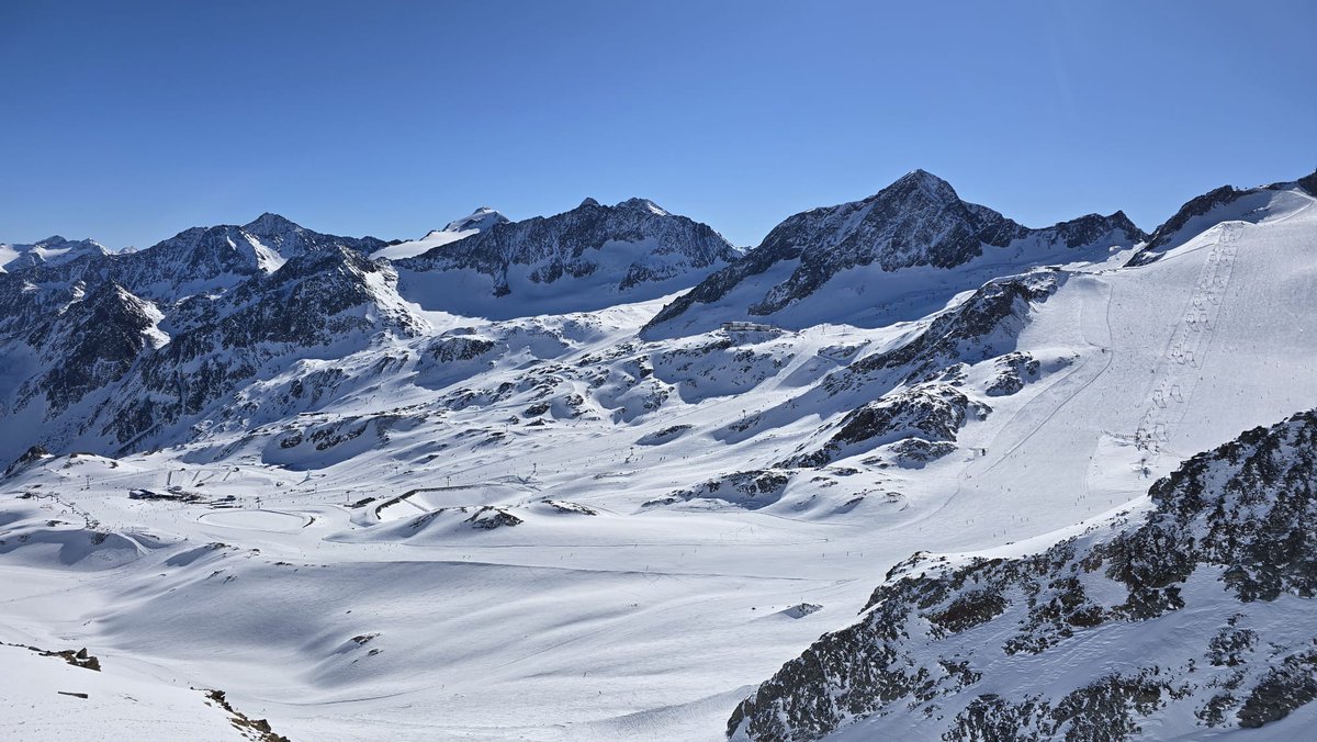 karel_haas's tweet photo. Hory jsou ta nejlepší baterka, ať v létě nebo v zimě🙏🏔️. Bez mučení a bez výmluv přiznávám, že jsem na jediné 4 dny během zimy "nechal práci prací" a úplně operativně vyrazil dobít tělo i duši na Stubai a Kühtai⛷️😊.
#Sport #Hory #Lyže #Stubai #StubaierGletscher #Kühtai https://t.co/KWjnth7cxO