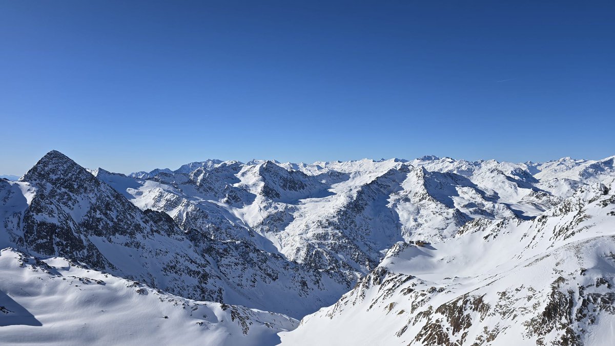 karel_haas's tweet photo. Hory jsou ta nejlepší baterka, ať v létě nebo v zimě🙏🏔️. Bez mučení a bez výmluv přiznávám, že jsem na jediné 4 dny během zimy "nechal práci prací" a úplně operativně vyrazil dobít tělo i duši na Stubai a Kühtai⛷️😊.
#Sport #Hory #Lyže #Stubai #StubaierGletscher #Kühtai https://t.co/KWjnth7cxO