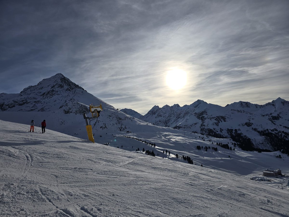 karel_haas's tweet photo. Hory jsou ta nejlepší baterka, ať v létě nebo v zimě🙏🏔️. Bez mučení a bez výmluv přiznávám, že jsem na jediné 4 dny během zimy "nechal práci prací" a úplně operativně vyrazil dobít tělo i duši na Stubai a Kühtai⛷️😊.
#Sport #Hory #Lyže #Stubai #StubaierGletscher #Kühtai https://t.co/KWjnth7cxO