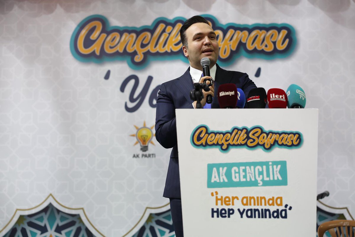 avyusufibis's tweet photo. 📍“Gençlik Sofrası” Yozgat 🙋🏻‍♂️

RAMAZAN 9️⃣🌙

Yozgat’ımızın gençleriyle iftar sofrasında bir araya geldik.

Bereketin, muhabbetin eksik olmadığı sofralarımız daha nice güzelliklerle, gençlerimizle kurulmaya devam edecek.🚀 https://t.co/XoEyk4pFQW