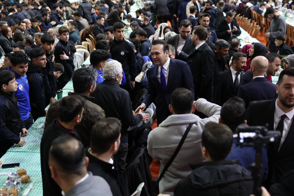 📍“Gençlik Sofrası” Yozgat 🙋🏻‍♂️

RAMAZAN 9️⃣🌙

Yozgat’ımızın gençleriyle iftar sofrasında bir araya geldik.

Bereketin, muhabbetin eksik olmadığı sofralarımız daha nice güzelliklerle, gençlerimizle kurulmaya devam edecek.🚀