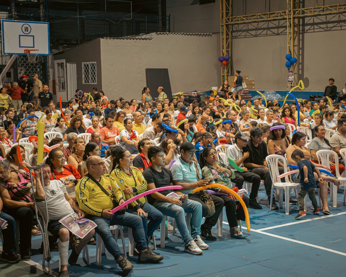Sandovalxelmeta's tweet photo. ¡Estamos con el Pacto nos gritaban en la comuna 1! 

Y es verdad, Villavicencio está con el Pacto ciudadano. Vamos a defender lo conquistado y a luchar por los derechos de todos. Somos capaces, estamos con el pueblo y el pueblo con nosotros. 

El 8 de marzo, nos vemos en las urnas, ahí venceremos porque el Meta merece ser bien representado.
