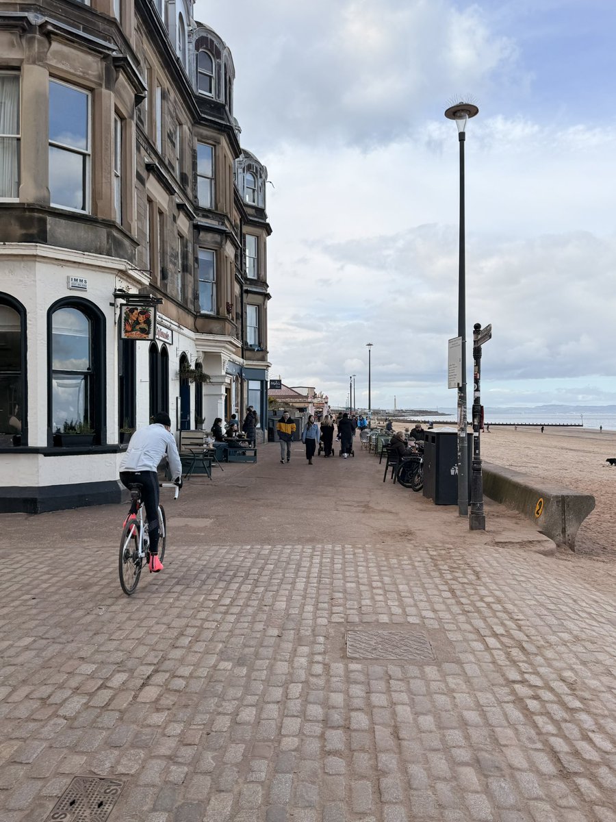 HM071977's tweet image. Fresh air Friday with my pal &amp;amp; the Sun even tried to make an appearance. #mum #scotland #edinburgh