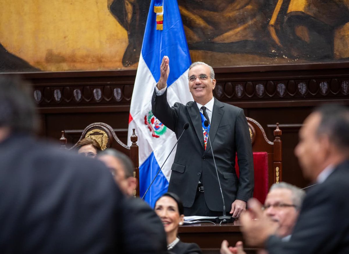 SanzLovaton's tweet photo. Hoy escuché al Presidente, sí. Pero, más que eso, escuché al amigo que conozco desde hace más de 30 años. Aquel muchacho que soñaba con honrar el legado de su padre y servir a su país.

Al verlo hoy rendir cuentas ante la nación, puedo decir con convicción que estamos construyendo algo especial.

Dios con nosotros. ¡Vamos! 🇩🇴

#CuentasClarasRD 
#SigamosCambiandoRD