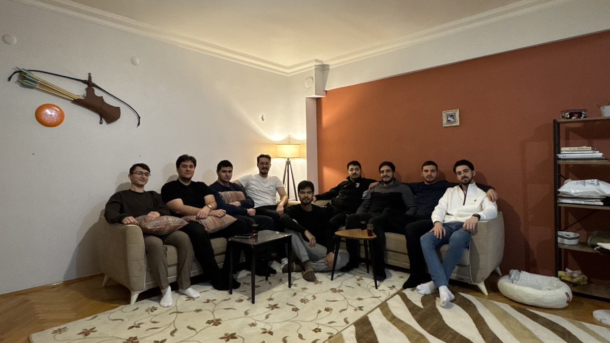 Siyasal Bilgiler Fakültesi Teşkilatı olarak icra iftarımızı, Fakülte reisimizin evinde gerçekleştirdik. Ramazan ayının bereketiyle bizleri iftar sofralarında buluşturan Yüce Allah’a hamdolsun.

Muhabbetimiz daim olsun.