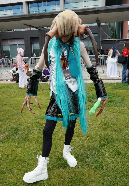 Valve Convention Cosplayers tweet media