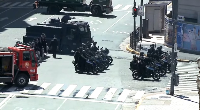 🔴 #AHORA - TENSIÓN EN LAS INMEDIACIONES DEL #CONGRESO.

Mega operativo de seguridad en torno al palacio legislativo en el marco de la marcha contra la #ReformaLaboral 

Las fuerzas de seguridad utilizaron el carro hidrante para dispersar un grupo de manifestantes.