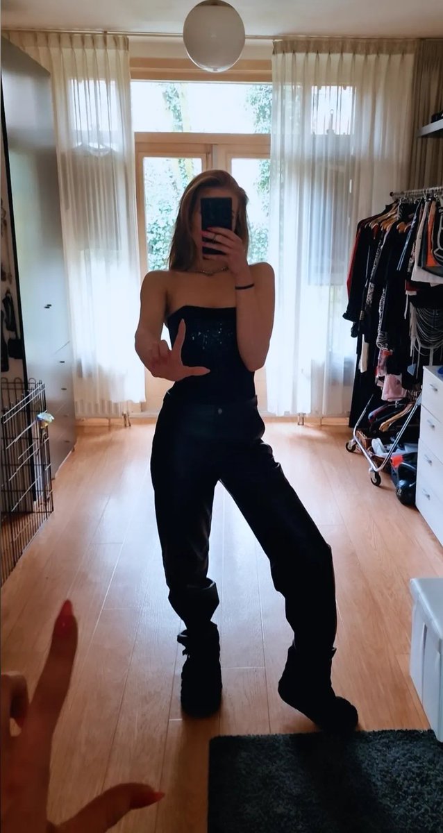 Betaal je Fridaypayday tribute &amp; blijf vanavond thuis om Mij te vermaken en te verwennen 👑😈

€ 50,00 betalen voor 'FridayPayday' via
tikkie.me/pay/RSparks/bk…