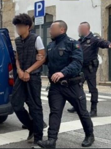 mariamanuelaCl1's tweet photo. Coimbra: Elementos do grupo que agredia miúdos e filmava “caçados” com machado, faca e espingarda

PSP interceptou 4 jovens entre os 15 e 17 anos, e deteve 2 deles por serem maiores de 16

Além destes, foram identificados outros

de várias nacionalidades
https://t.co/AtVh9Aytl7 https://t.co/0RCPR0qU8t